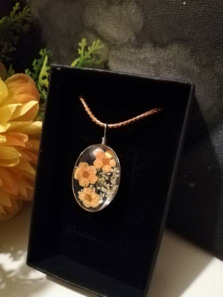 Ogrlica iz suhega cvetja - oranžna 526