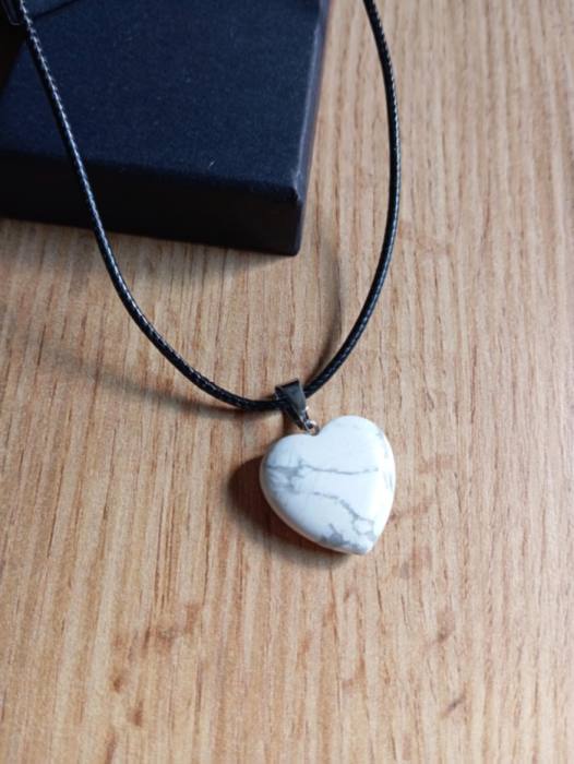 Obesek srce iz naravnega kamna Howlit 5853