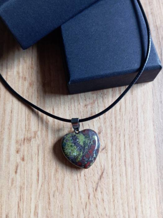 Obesek srce iz naravnega kamna Zmajeva kri 5851