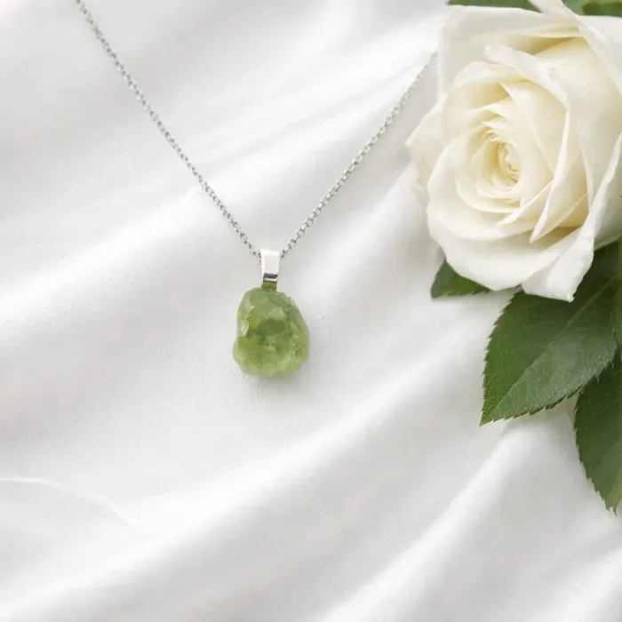 Peridot ali Olivin kristal - obesek z srebrno verižico 6459