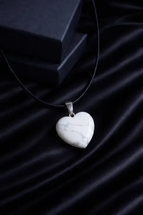 Obesek srce iz naravnega kamna Howlit 6333