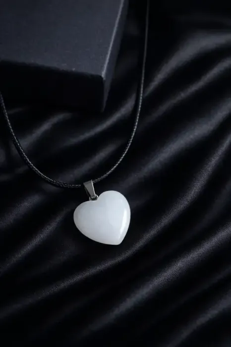 Obesek srce iz naravnega kamna Mlečni kvarc 6325