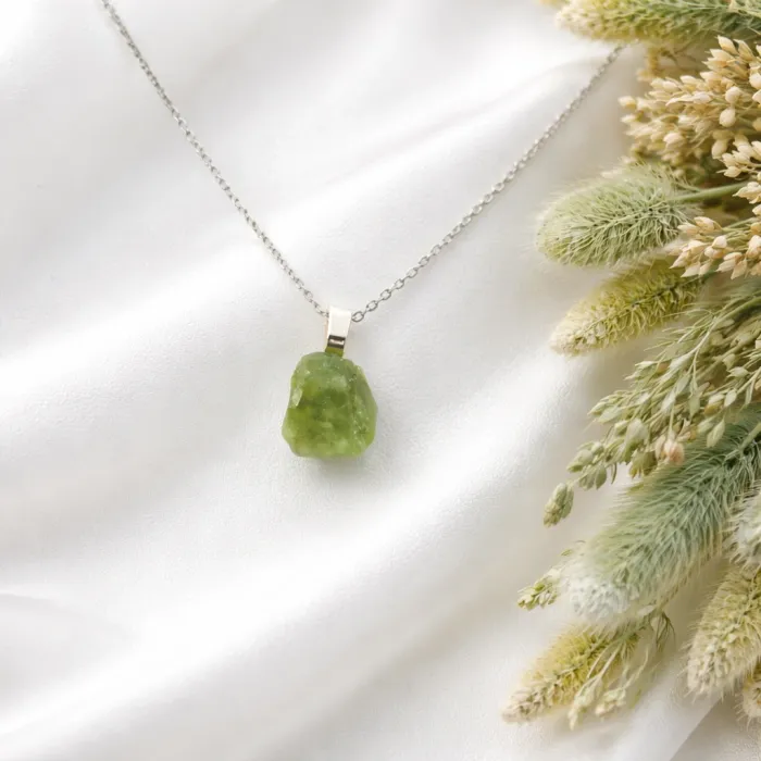 Peridot ali Olivin kristal - obesek z srebrno verižico 6375